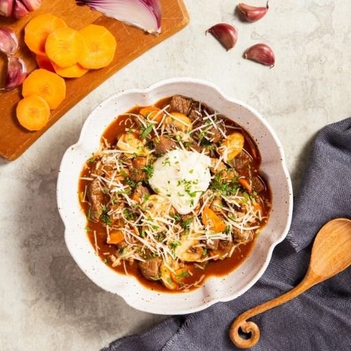 Cena keto: salmón con espárragos y salsa cremosa